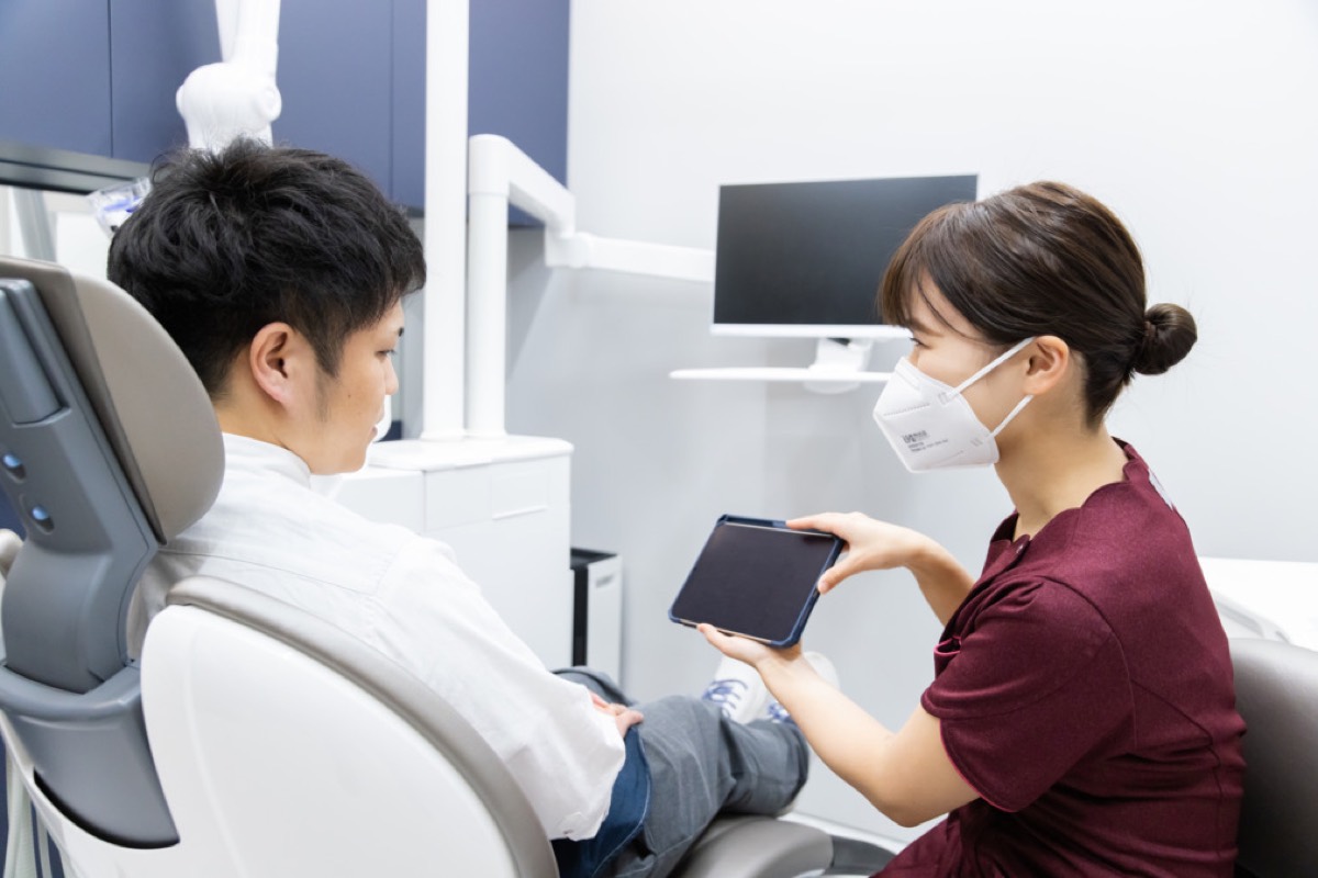 タブレットで患者さまへ説明するスタッフ