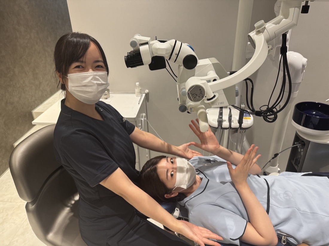 チェアサイドの山﨑有記 歯科医師